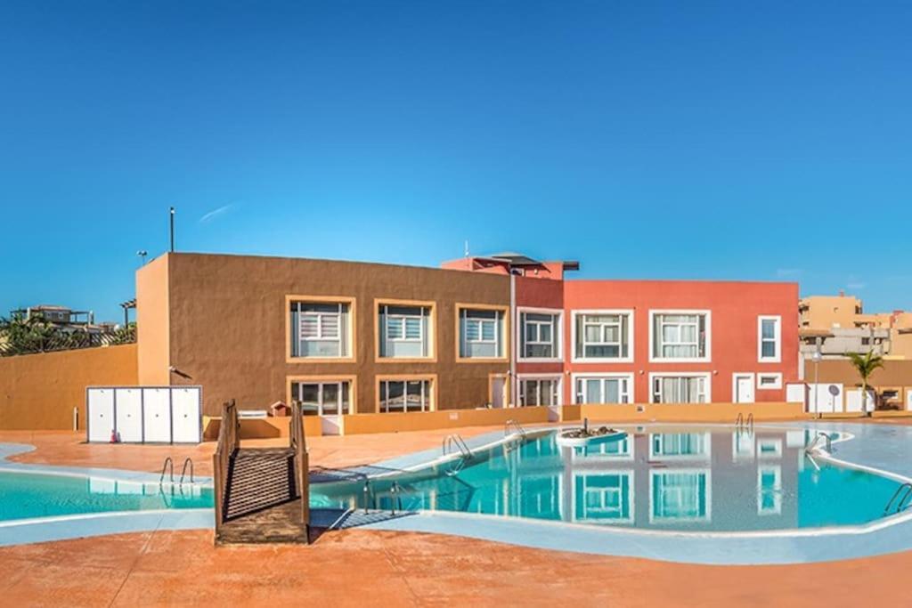 Moderna Casa De Invitados Con Terraza Y Piscina Коральео Экстерьер фото